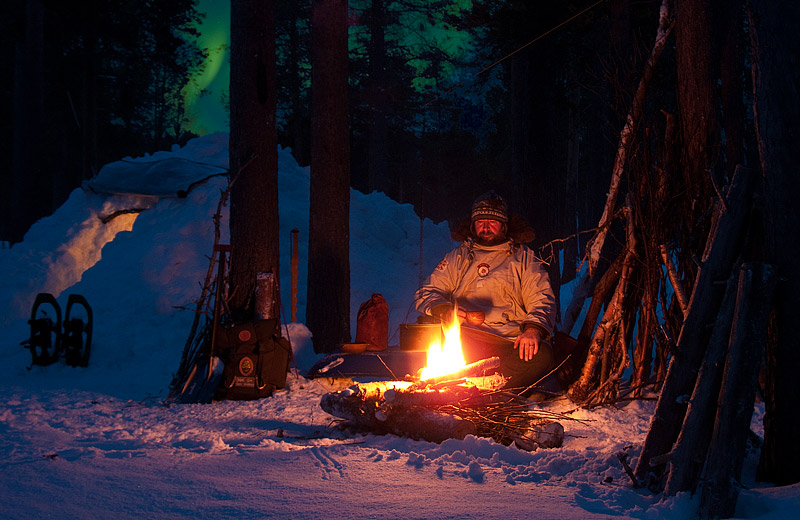 Northern-Lights-over-Camp-Quinzhee